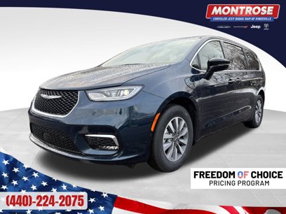 New 2025 Chrysler Pacifica Select w/ Uconnect Theater Family Group