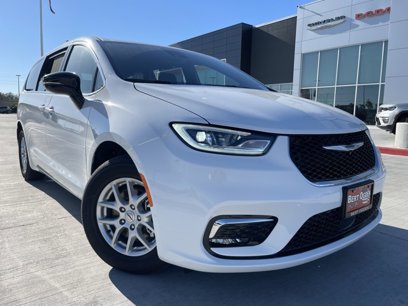 New 2025 Chrysler Pacifica Select