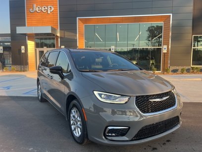 New 2025 Chrysler Pacifica Select
