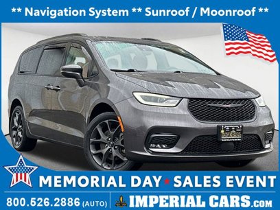Used 2021 Chrysler Pacifica Limited w/ Uconnect Theater Family Group