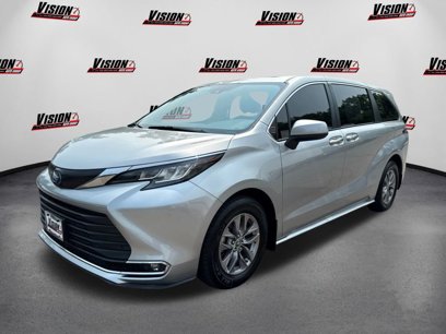 Used 2022 Toyota Sienna XLE