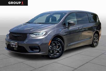 Used 2022 Chrysler Pacifica Limited w/ Uconnect Theater Family Group