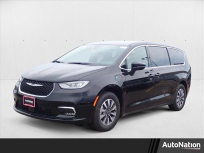 New 2025 Chrysler Pacifica Select