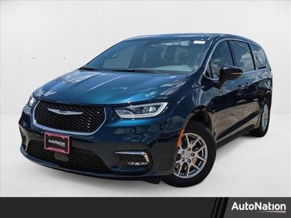 New 2025 Chrysler Pacifica Select