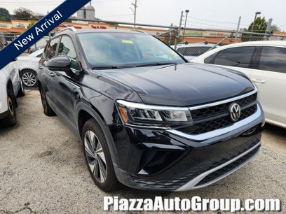 Used 2024 Volkswagen Taos SE w/ Panoramic Sunroof Package