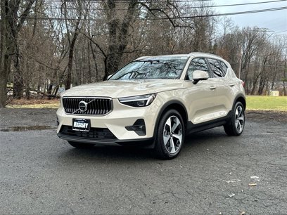 New 2025 Volvo XC40 B5 Plus w/ Climate Package