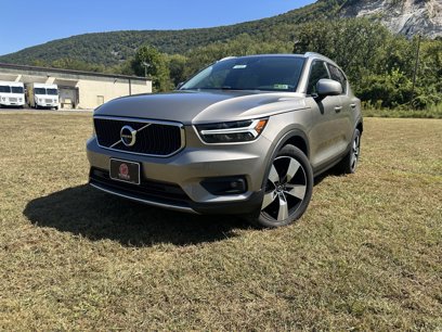 Used 2022 Volvo XC40 T5 Momentum w/ Premium Package