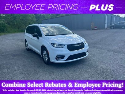 New 2025 Chrysler Pacifica Select