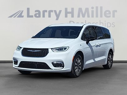 New 2025 Chrysler Pacifica Select