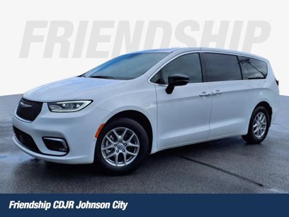 New 2025 Chrysler Pacifica Select