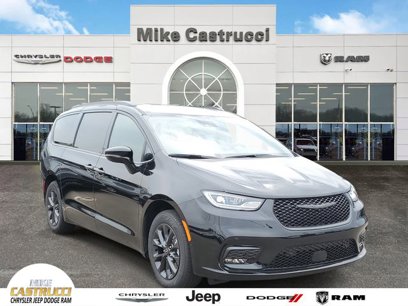 New 2025 Chrysler Pacifica Select
