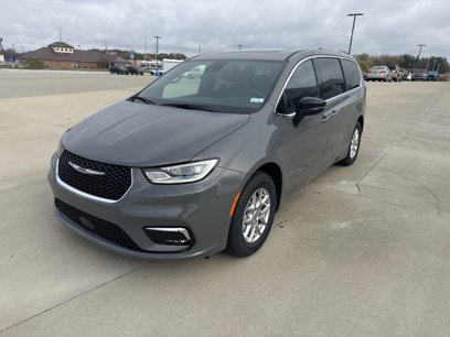 New 2025 Chrysler Pacifica Select