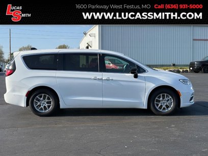 New 2025 Chrysler Pacifica Select