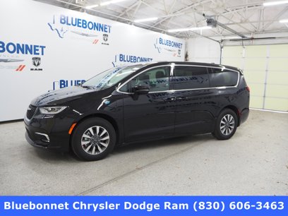 New 2025 Chrysler Pacifica Select w/ Uconnect Theater Family Group