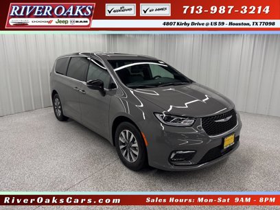 New 2025 Chrysler Pacifica Select