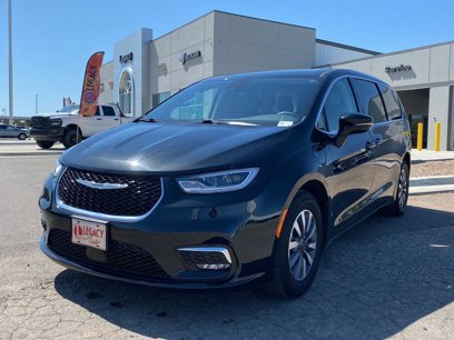 Used 2024 Chrysler Pacifica Select
