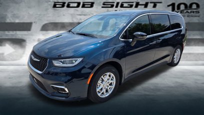 New 2025 Chrysler Pacifica Select
