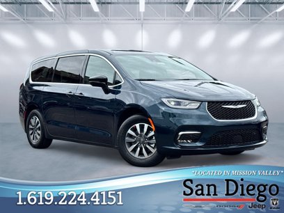 New 2025 Chrysler Pacifica Select