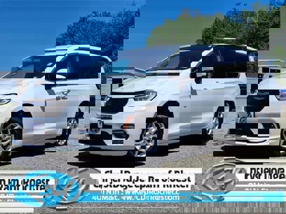 Used 2023 Chrysler Pacifica Touring-L