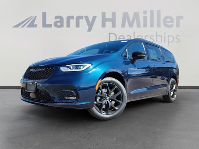 New 2025 Chrysler Pacifica Limited