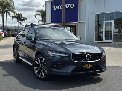 New 2025 Volvo V60 B5 Cross Country Ultra w/ Protection Package Premier