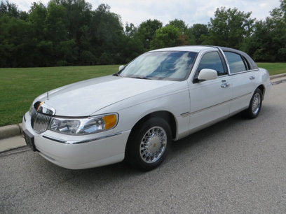 Used 2000 Lincoln Town Car Signature