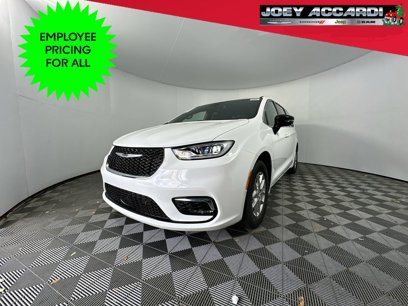 New 2025 Chrysler Pacifica Select