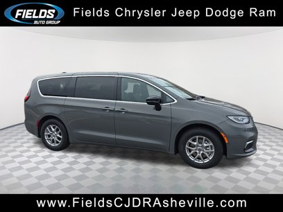 New 2025 Chrysler Pacifica Select w/ Uconnect Theater Family Group