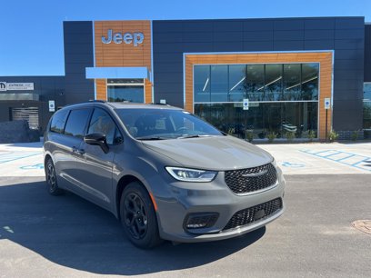New 2025 Chrysler Pacifica Premium