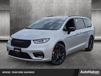 New 2024 Chrysler Pacifica Limited w/ Uconnect Theater Family Group