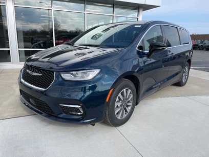 New 2025 Chrysler Pacifica Select