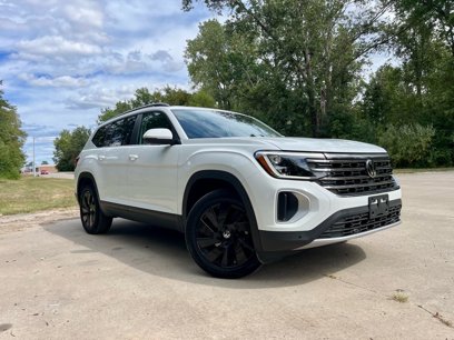 Used 2024 Volkswagen Atlas SE w/ Black Wheel Package