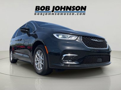 Used 2025 Chrysler Pacifica Select