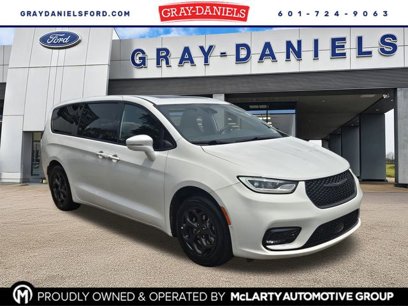 Used 2022 Chrysler Pacifica Limited w/ Uconnect Theater Family Group