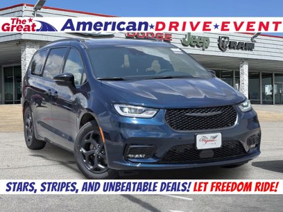 New 2025 Chrysler Pacifica Premium