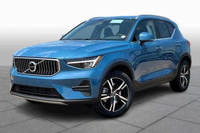 New 2025 Volvo XC40 B5 Core w/ Climate Package
