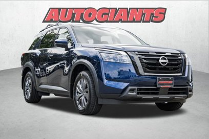 New 2025 Nissan Pathfinder SV w/ SV Premium Package