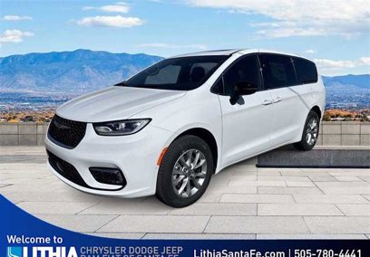 New 2025 Chrysler Pacifica Select w/ Uconnect Theater Family Group