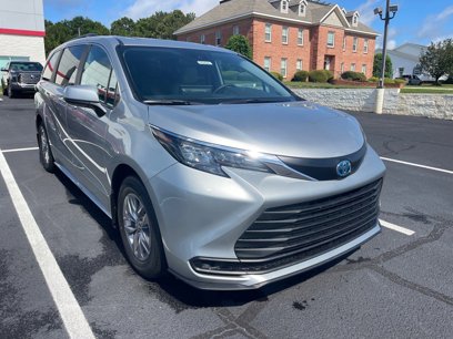 New 2025 Toyota Sienna LE