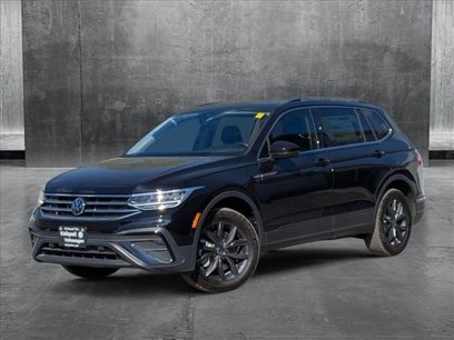 New 2024 Volkswagen Tiguan SE w/ Panoramic Sunroof Package