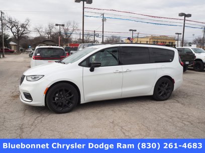 New 2024 Chrysler Pacifica Limited w/ Uconnect Theater Family Group