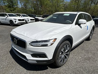 Used 2025 Volvo V90 B6 Cross Country Plus w/ Protection Package Premier