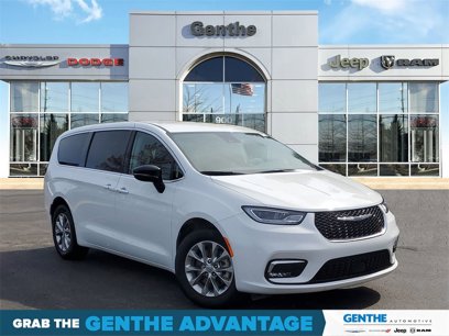 Used 2024 Chrysler Pacifica Touring-L w/ Uconnect Theater Family Group