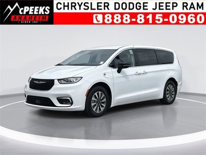 New 2024 Chrysler Pacifica Select