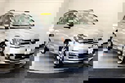 Used 2016 Volkswagen Golf SE w/ Lighting Package