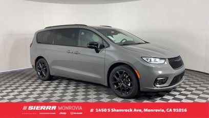 New 2025 Chrysler Pacifica Limited