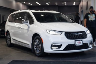 Used 2021 Chrysler Pacifica Limited w/ Uconnect Theater Family Group