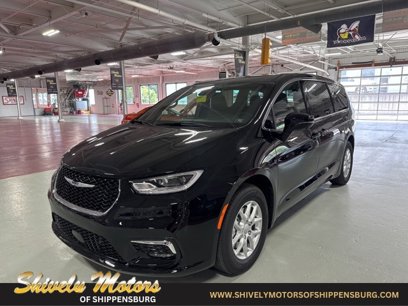 New 2025 Chrysler Pacifica Select
