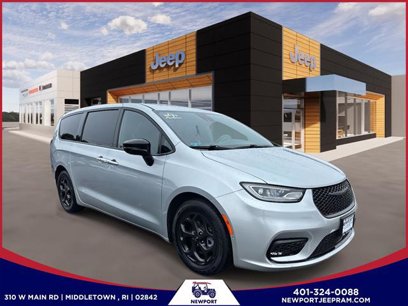 Used 2023 Chrysler Pacifica Limited w/ Uconnect Theater Family Group