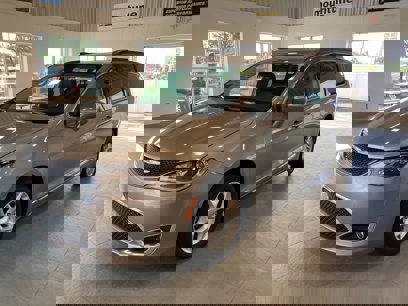 Used 2017 Chrysler Pacifica Touring-L w/ Tire & Wheel Group